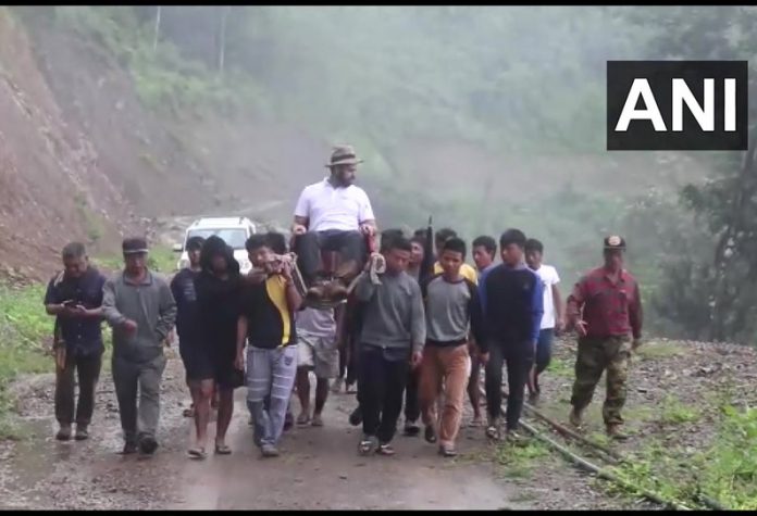 201908301916561991_Mizoram-Villagers-of-Tisopi-gave-palaquin-ride-to-District_SECVPF