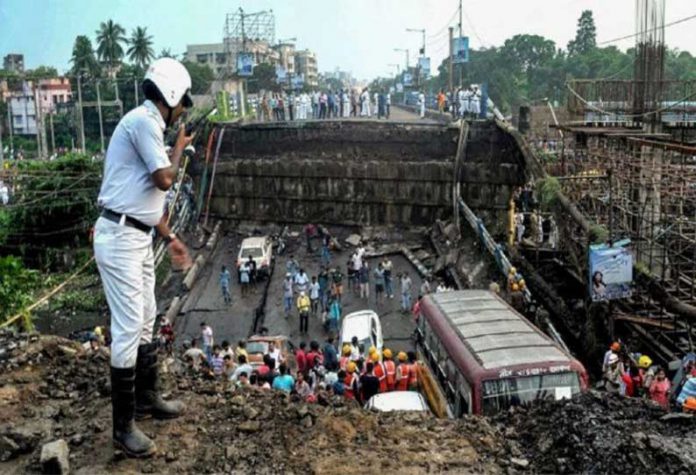 201908311211347100_24-killed-in-Pak-accident-after-bus-falls-into-ditch_SECVPF