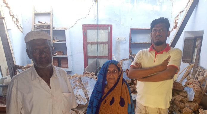 பேட்டையில் மழைக்கு இடிந்த வீட்டில் குடும்பம் தப்பியது