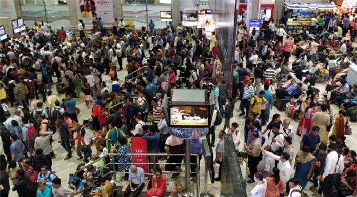 மும்பையில் கனமழை : 30 விமானங்கள் ரத்து