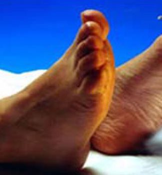 அக்காவுக்கு திருமணம்: பேனர் கட்டிய தம்பி பலி