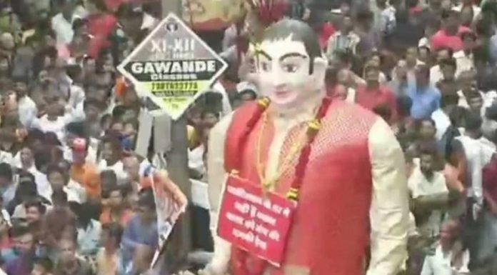 திருவிழாவில் இம்ரான்கான் உருவபொம்மை எரிப்பு