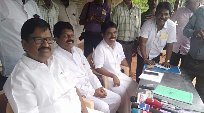 நாங்குநேரி: வாக்குப்பதிவை கண்காணித்த வெளியூர்க்காரர்கள்
