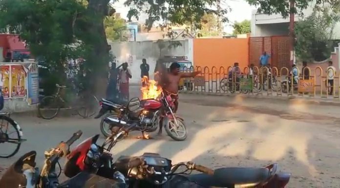 ஹெல்மெட் அணியாததற்கு அபராதம்: பைக்கை எரித்த தொழிலாளி