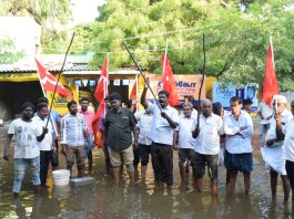 மாதக்கணக்கில் தேங்கிய மழைநீரில் மீன் பிடித்து போராட்டம்