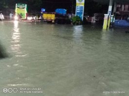 மழைநீரில் தளும்பிய சாத்தான்குளம் பேருந்து நிலையம்