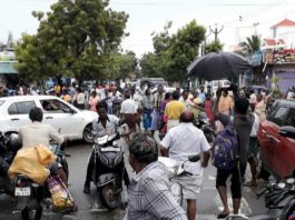 தெருவுக்குள் வெள்ளம்: தூத்துக்குடியில் சாலை மறியல்