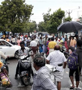 தெருவுக்குள் வெள்ளம்: தூத்துக்குடியில் சாலை மறியல்