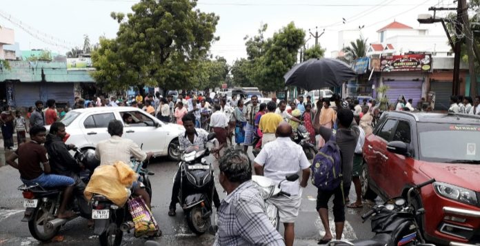 தெருவுக்குள் வெள்ளம்: தூத்துக்குடியில் சாலை மறியல்