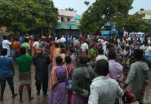 கன மழையில் தத்தளிக்கும் தூத்துக்குடி: பல இடங்களில் சாலை மறியல்