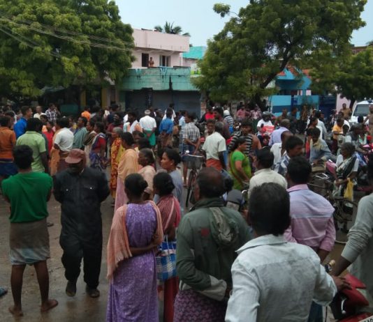 கன மழையில் தத்தளிக்கும் தூத்துக்குடி: பல இடங்களில் சாலை மறியல்