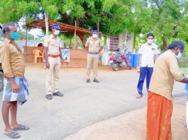 சோதனை சாவடியில் கொரோனா விழிப்புணர்வு