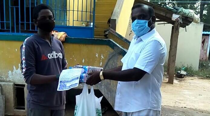 கொரானாவில் தனித்துவிடப்பட்ட சிறுவனுடன் தங்கி ஆறுதல் கூறிய தாசில்தார்