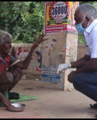 ஊரடங்கில் சாலையில் திரிந்த மூதாட்டி உறவினரிடம் ஒப்படைப்பு