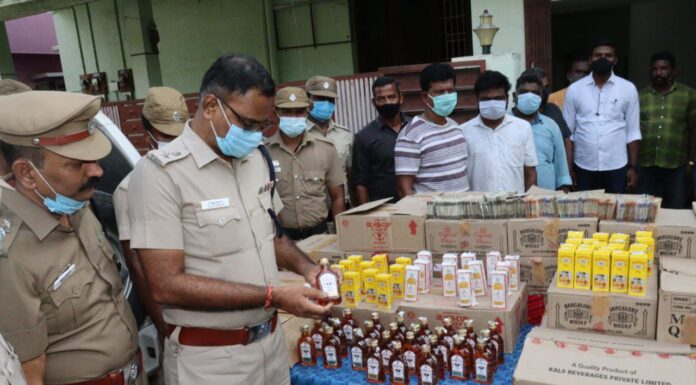 மாவட்டம் தோறும் கன்டெய்னரில் மது சப்ளை: லாரி, கார், பணத்துடன் மூவர் கைது