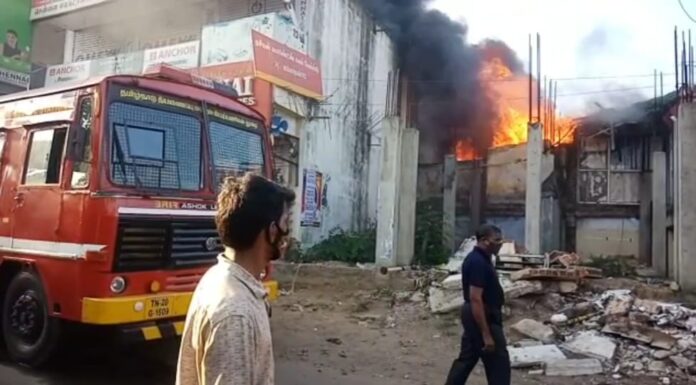 சென்னை ரப்பர் குடோனில் தீ அணைக்க திணறும் வீரர்கள்