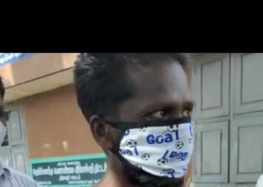 உடலில் மதுபாட்டில்களை மறைத்து கடத்திய இளைஞர்கள் கைது