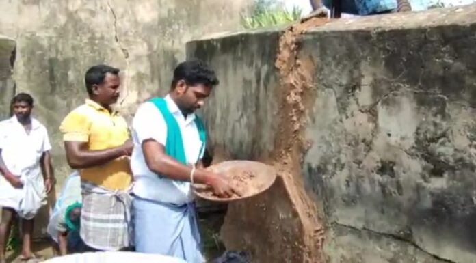 ஓட்டை மதகை சரிசெய்யாமல் தண்ணீர் திறப்பு களிமண் பூசி விவசாயிகள் எதிர்ப்பு