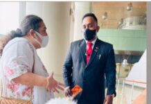 செல்ல நாய் குட்டியை கொண்டுவர 12 விமான டிக்கெட்டுகள் எடுத்த இளமங்கை