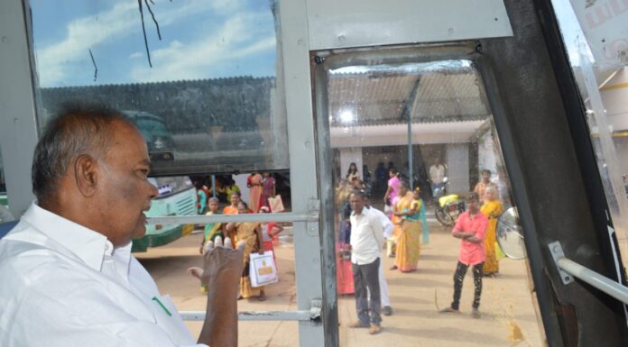 சொந்த ஊர் அருகே சபாநாயகர் அப்பாவு திடீர் பஸ் பயணம்