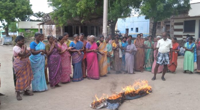மழை பெய்யாததால் கொடும்பாவி எரித்தும்ஒப்பாரி வைத்தும் கிராம மக்கள் நூதன வழிபாடு