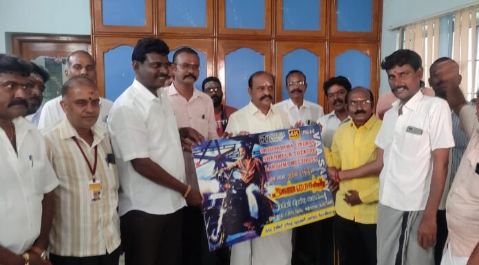 ரஜினி பட ரசிகர் காட்சி டிக்கெட்: ஆர்வமாய் வாங்கிய முன்னாள் அமைச்சர்