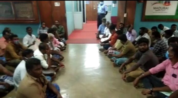 மதுரை மாநகராட்சியில் தீபாவளி முன்பணம் வழங்க காத்திருப்பு போராட்டம்