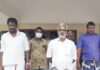 அதிகாரிகள் இல்லாத கூட்டம் – செருப்பு மாலை அணிவித்த விவசாயிகள்