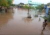 குளமான நடுக்கல்லூர் பள்ளி வளாகம்: மாணவர்கள் கடும் அவதி
