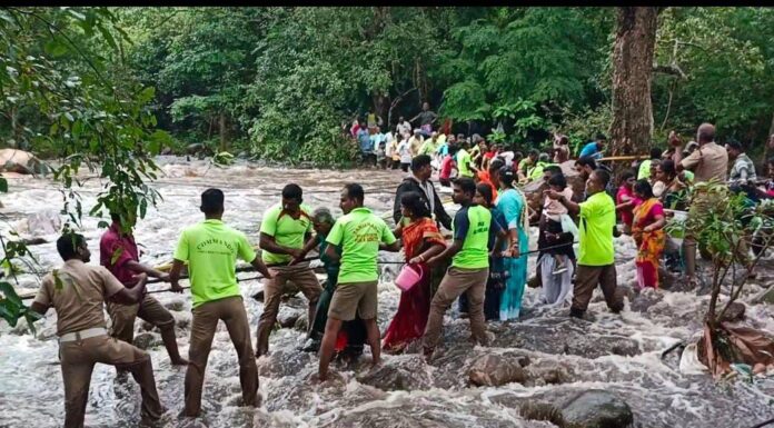 ராஜபாளையம் அருகே காட்டாற்று வெள்ளத்தில் சிக்கிய 150 பேர் மீட்பு