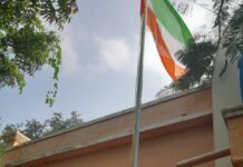 சாத்தான்குளம் அருகே மாலை வரை தலைகீழாக பறந்த தேசிய கொடி
