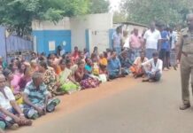மூடிய டாஸ்மாக் கடை திறப்பா? பொதுமக்கள் தர்ணா