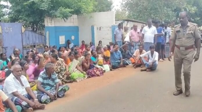 மூடிய டாஸ்மாக் கடை திறப்பா? பொதுமக்கள் தர்ணா