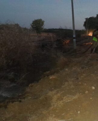 சாத்தான்குளம் அருகே நெடுஞ்சாலையில் தீ