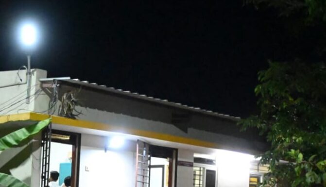 திமுக மா.செ. வீட்டில் ரெய்டு- கட்சிக்காரர்கள் போல் கூட்டத்தில் கலந்து கண்காணித்த ஐ.டி ஆபிஸர்கள்