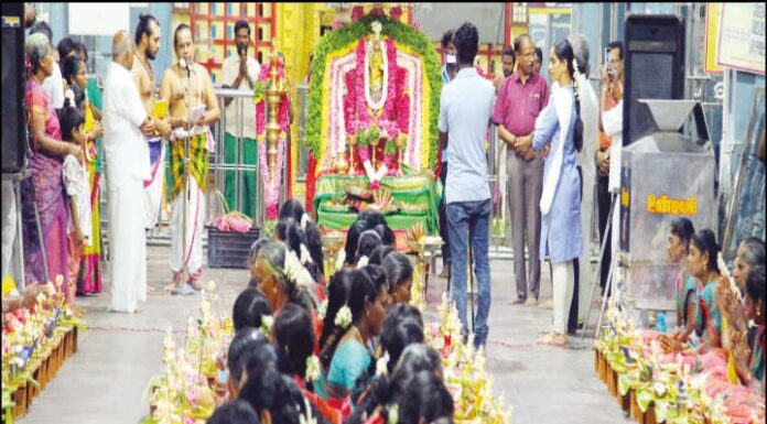 குலசை முத்தாரம்மன் கோவிலில் விளக்கு பூஜை