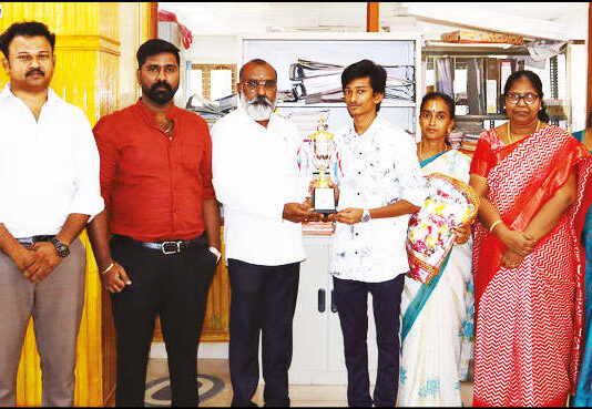 ஆத்தூர் அருகே நீட் தேர்வில் சாதனை படைத்த மாணவன்