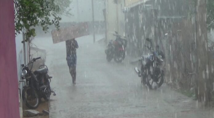 JUST NOW: சாத்தான்குளம் பகுதியில் இடியுடன் கூடிய கனமழை