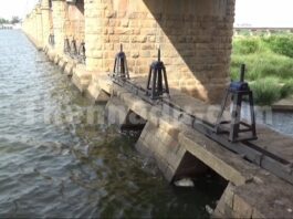 ஸ்ரீவைகுண்டம் தாமிரபரணி அணையில் ஓட்டை – கடலுக்கு பாயும் தண்ணீர்