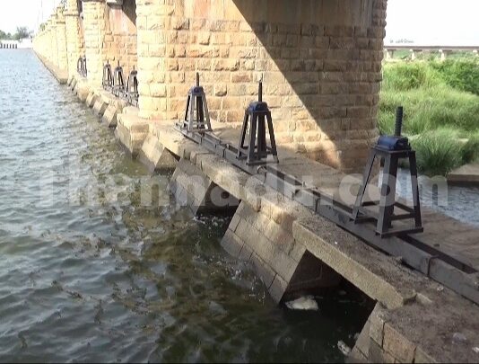 ஸ்ரீவைகுண்டம் தாமிரபரணி அணையில் ஓட்டை – கடலுக்கு பாயும் தண்ணீர்