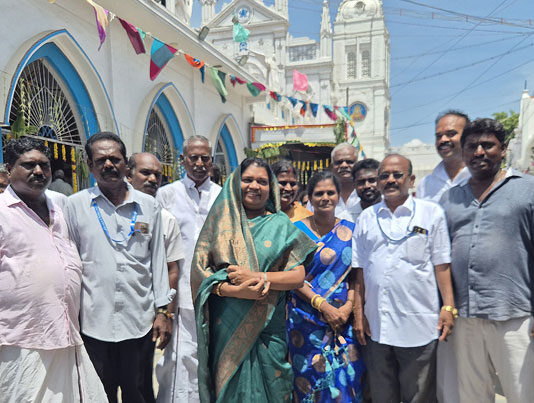 பனிமயமாதா கோவிலில் வழிபாடு செய்த அமைச்சர் கீதாஜீவன்