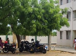 மகளிர் காவல் நிலையத்தில் இடம் இல்லாமல் தரையில் அமரும் பொதுமக்கள்