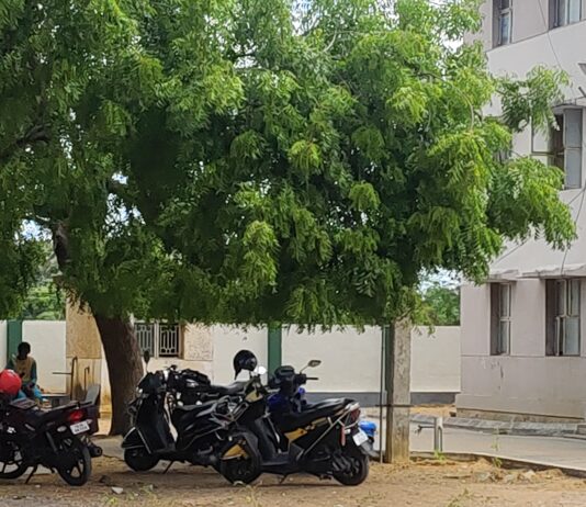 மகளிர் காவல் நிலையத்தில் இடம் இல்லாமல் தரையில் அமரும் பொதுமக்கள்