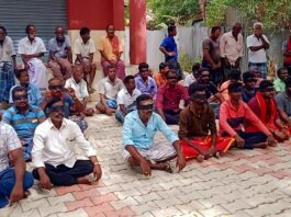 சாத்தான்குளம் அருகே கல்குவாரியை தடை செய்ய கண்ணை கட்டிக்கொண்டு பொதுமக்கள் தர்ணா