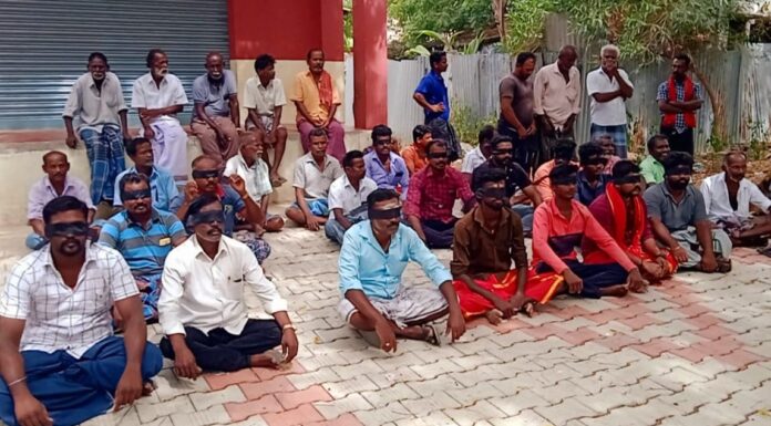 சாத்தான்குளம் அருகே கல்குவாரியை தடை செய்ய கண்ணை கட்டிக்கொண்டு பொதுமக்கள் தர்ணா
