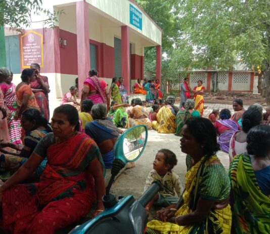 பொதுமக்கள் மீது பொய் வழக்கு?: சாத்தான்குளம் அருகே பெண்கள் போராட்டம்