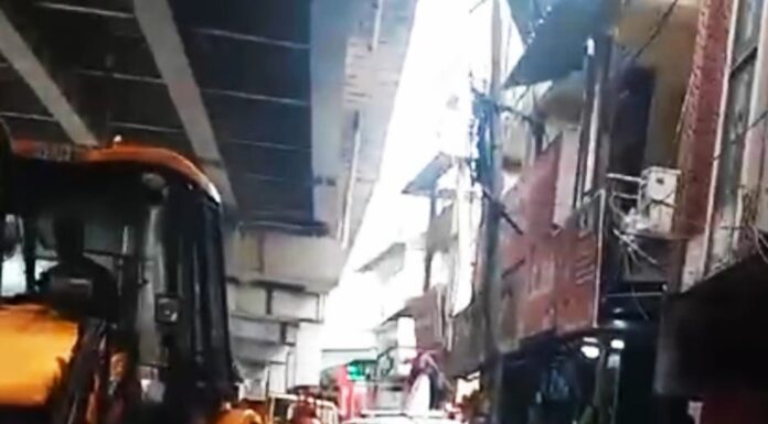 கழிவுநீர் ஓடையை சரி செய்யாமல் களியக்காவிளை சாலை அமைக்க எதிர்ப்பு