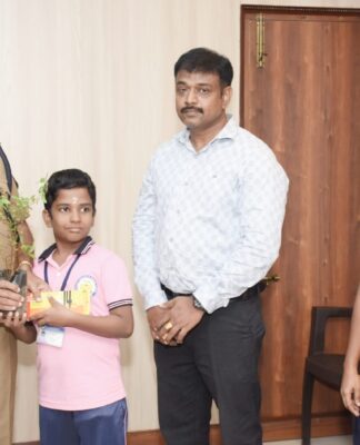 சிறந்த மாணவர்களுக்கு பரிசளிப்பு