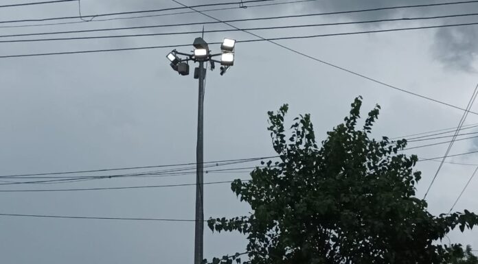 கோவில்பட்டியில் பகலில் எரியும் தெரு விளக்குகள்