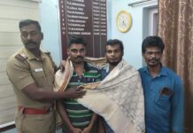 உடன்குடியில் ரூ.6.5 லட்சம் தங்க கட்டிகளை மீட்டு போலீசாரிடம் ஒப்படைத்த சாத்தான்குளம் தொழிலாளிகள்